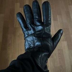 Leather gloves with thermosoft lining